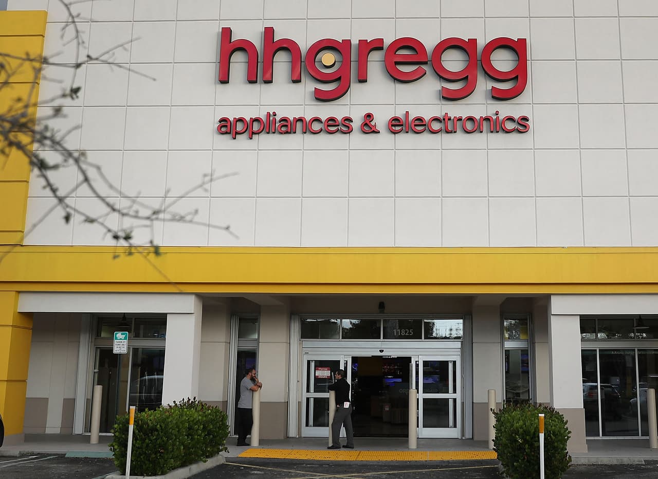 <b>HHGregg</b> se declaró en bancarrota en 2017 e inicialmente había planeado cerrar 88 tiendas, pero en realidad cerró todas sus 220 tiendas. Hoy HHGregg existe como una tienda en línea.