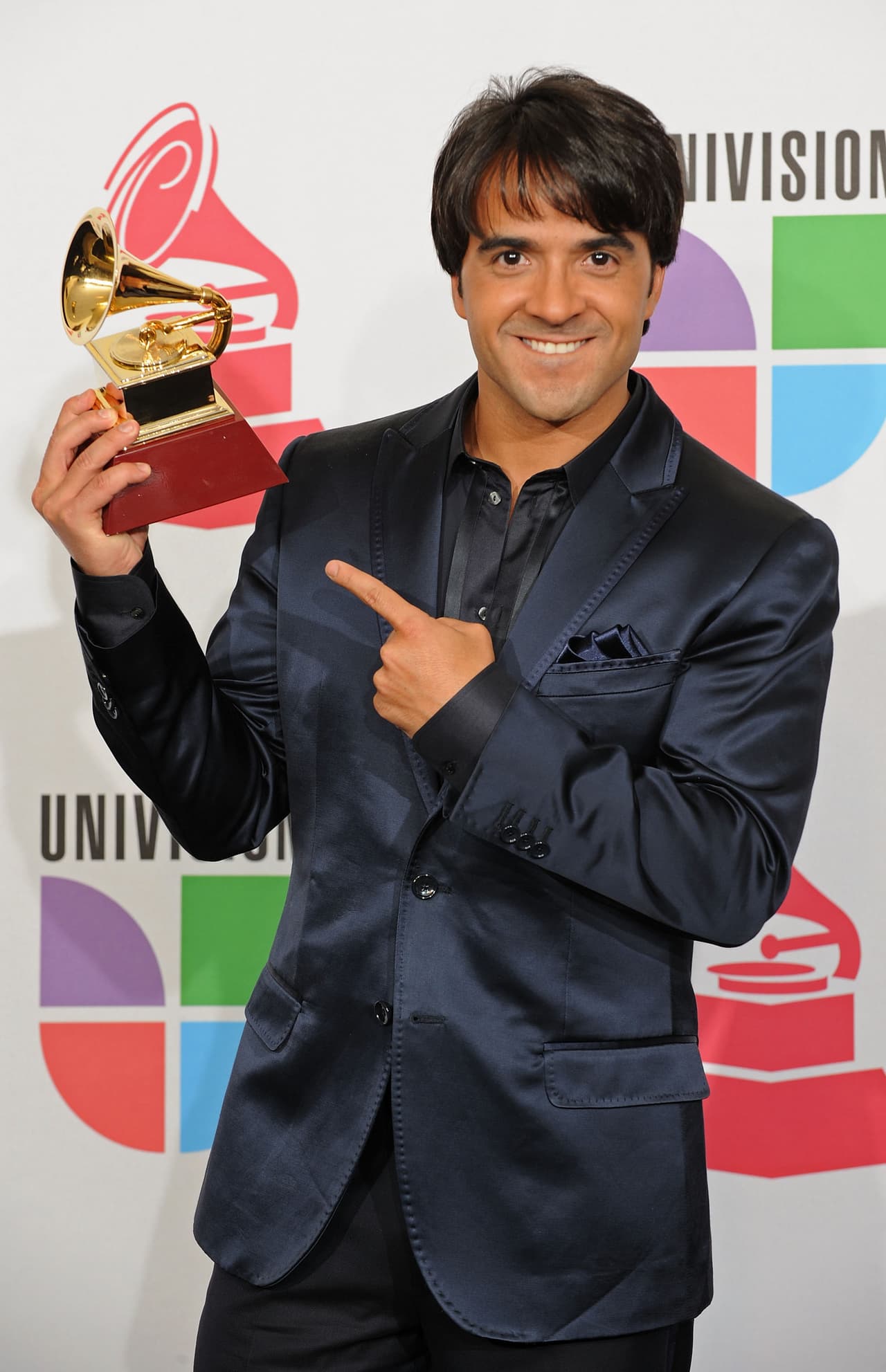 Aquí, Luis Fonsi presumiendo su presea.