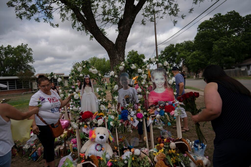 Dorina Dávila, a la izquierda, coloca flores en recuerdo a las víctimas del tiroteo en la escuela de Uvalde. 
<a href="https://www.univision.com/noticias/tiroteos/tiroteo-uvalde-maestra-irma-garcia-marido">Recaudan 2.7 millones para hijos de la maestra asesinada en Uvalde cuyo marido murió con el "corazón roto".</a>