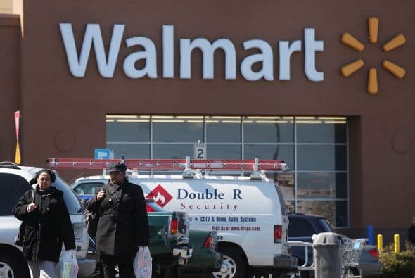 De acuerdo con una investigación realizada por el diario The New York Times y publicada en su portal electrónico, ejecutivos de Wal-Mart en México dieron 52 mil dólares como soborno para cambiar el uso de suelo alrededor de la zona arqueológica de Teotihuacán, con el objetivo de abrir una nueva tienda en 2003. Ver toda la información