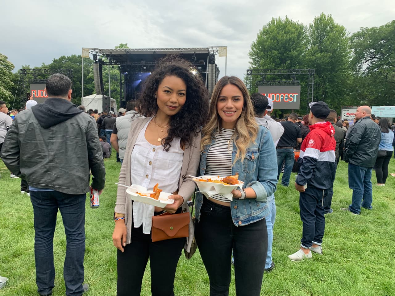 Amigas disfrutan de los antojitos mexicanos que se vendieron en el festival.