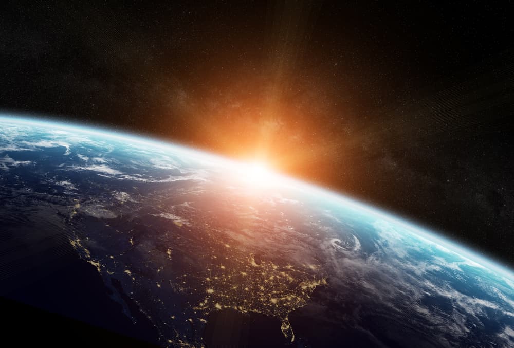 Sin embargo, así se ve a simple vista, y esto ocurre por las posiciones respectivas de la Tierra y las órbitas de los planetas alrededor del Sol. O sea, los ángulos de la observación crean esa ilusión, pero al mismo tiempo, al estar ocurriendo es un hecho que desde la Tierra lo vemos en ese sentido y tiende a desconcertarnos, si no entendemos bien su significado.
<br>