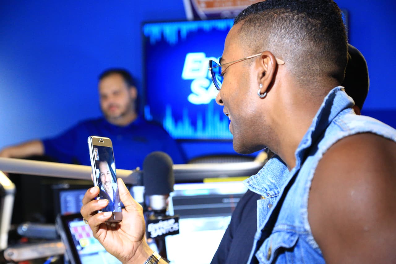 Enrique llamó por Facetime a un viejo amigo mutuo para que saludara a Yotuel.