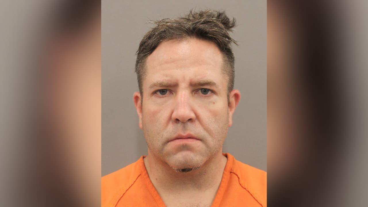 Christopher Lee Hoxworth, es buscado por robo de entre $2,500 y $30,000.