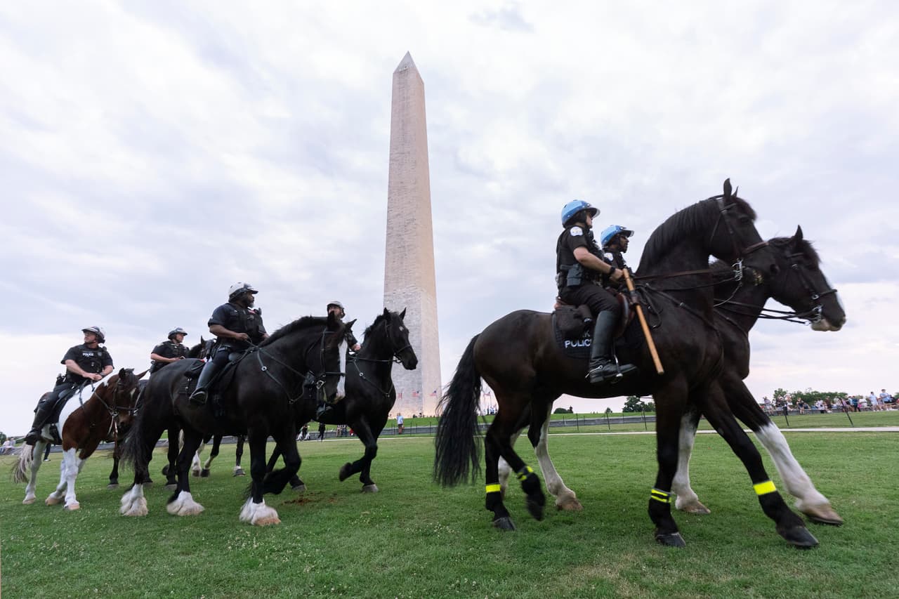 Miembros de la Policía Montada de Parques del Área Metropolitana de Maryland y de la Policía Montada de Parques de EE. UU. patrullan el National Mall cerca de la Casa Blanca.