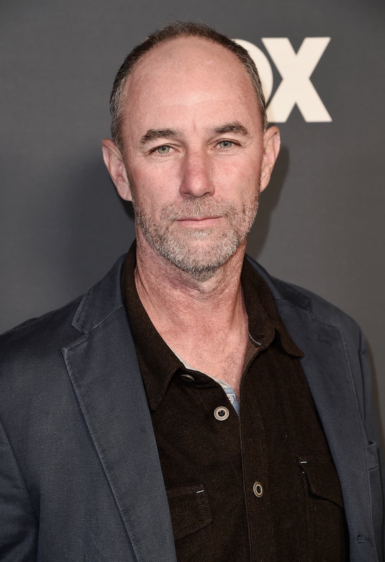 <b>Jamie McShane</b>
<br>El actor de producciones como ‘Argo’, ‘Sons of Anarchy’ y ‘Bloodline’ interpretará al sheriff Donovan Galpin, quien odia la Academia Nevermore y tiene un rencor contra Homero Addams desde que este era estudiante.
