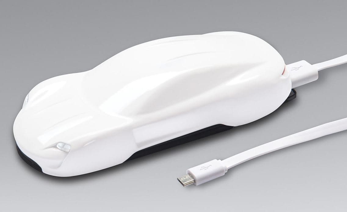 <b>Banco de energía Porsche</b>
<br>Una original pila extra para celular con la forma del Porsche Mission E y luces en LED que se encienden cuando está en uso. 
<br>
<b>Precio:</b> desde 110 dólares, aprox.
<br>
<b>Lo encuentras en: </b>shop1.porsche.com