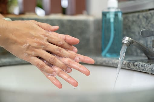 Asimismo, los líderes religiosos deben garantizar que se desinfecten los asientos entre servicios. 
<br>
<br>Los establecimientos deben tener disponibles desinfectante para manos, toallitas desinfectantes y agua y jabón.