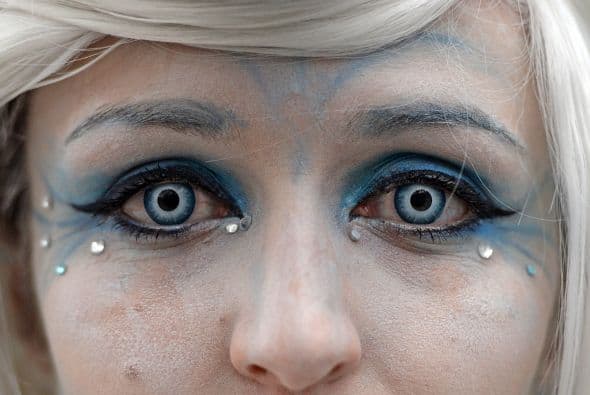 3-Evite las lentes tipo anime o de círculo. La FDA no ha aprobado este tipo de lentes de contacto. Son más grandes que las lentes típicas para dar a los que las llevan un aspecto de ojos grandes, como los de una muñeca.