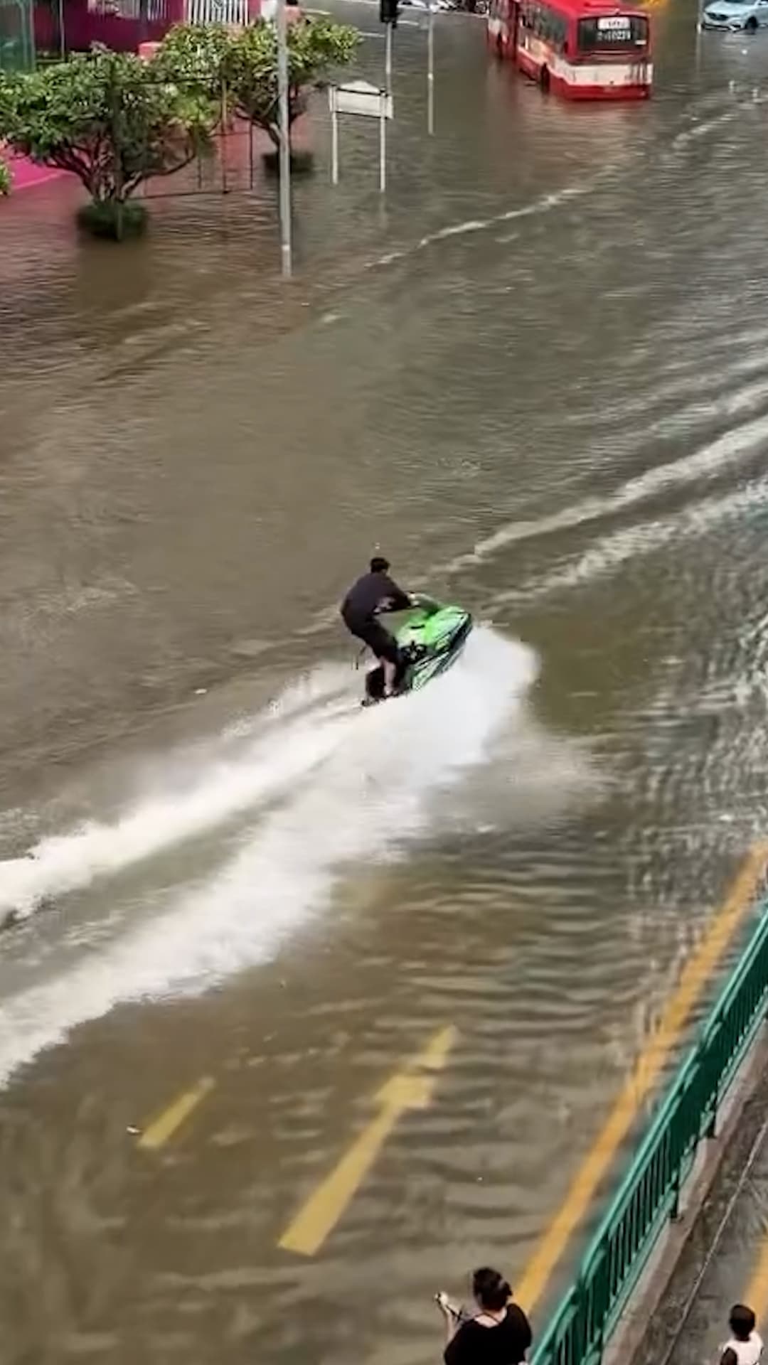 Hombre en Bangkok hace jet ski en una calle inundada