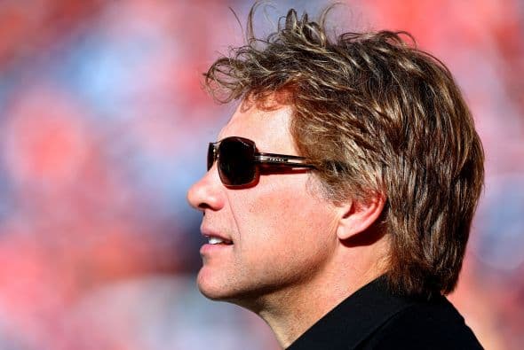 En cuarto lugar está Bon Jovi quien se embolsó 29 millones 436 mil 801 dólares.