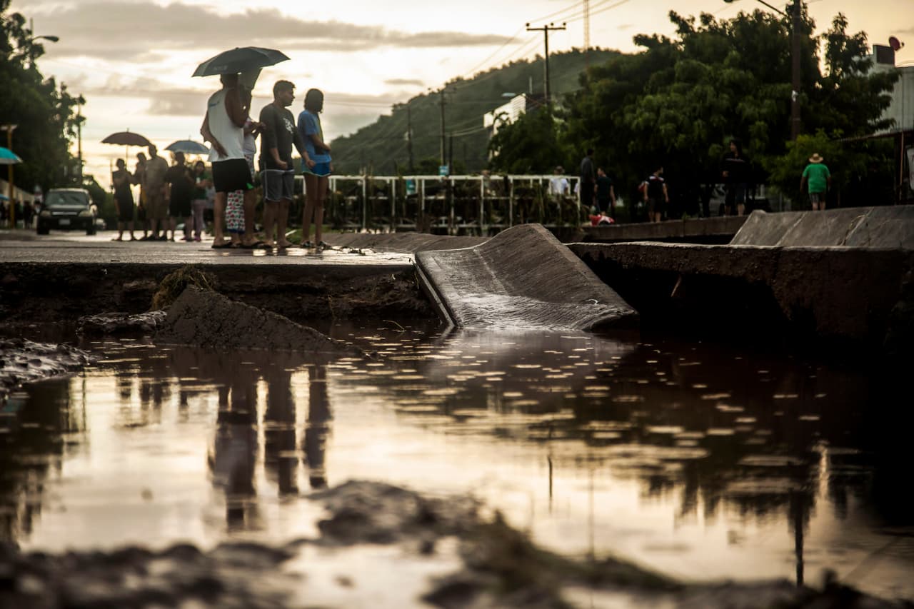 Algunas vías han sido cerradas por la crecida de ríos. La Policía Federal de Caminos clausuró temporalmente la circulación en la carretera Internacional-México 15.