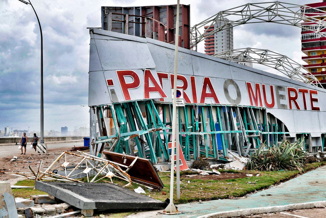 "Patria o Muerte", dice este cartel destruido por Irma en la Tribuna Antiimperialista, una plaza ubicada frente a la embajada de Estados Unidos.