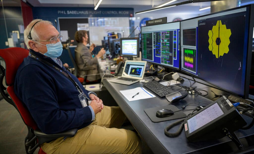 El telescopio espacial Webb se despliega totalmente, dos semanas después de salir de la Tierra