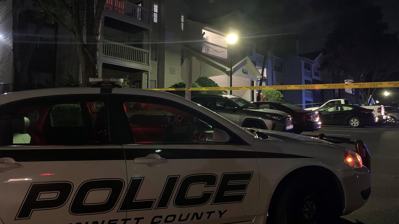 Tiroteo en el estacionamiento de un conjunto residencial en Gwinnett dejó un muerto y un herido