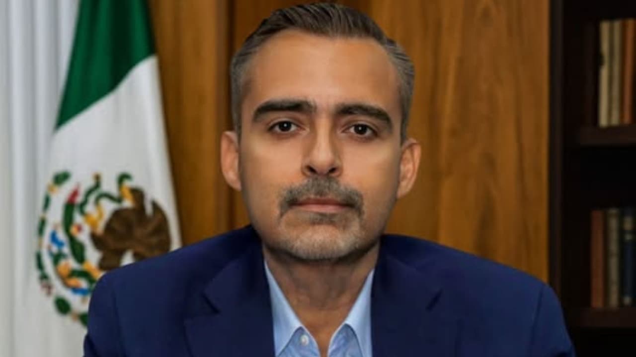 <b>El <a href="https://www.univision.com/local/arizona-ktvw/visa-oscar-castro-alcalde-puerto-penasco" target="_blank">alcalde de Puerto Peñasco, Sonora, Óscar Eduardo Castro Castro</a></b>, fue rechazado en la garita de Lukeville, Arizona, donde agentes migratorios estadounidenses le retiraron la visa de turista tanto a él como a su familia. El incidente ocurrió cuando intentaban ingresar a Estados Unidos desde Sonoyta. Autoridades del ayuntamiento confirmaron el hecho, pese a que semanas antes el propio alcalde había desmentido en redes sociales rumores sobre el retiro de su visa, calificándolos como “fake news”. Puerto Peñasco, ubicado a 100 km de la frontera, mantiene una estrecha relación turística y económica con estados del suroeste de EE.UU.
