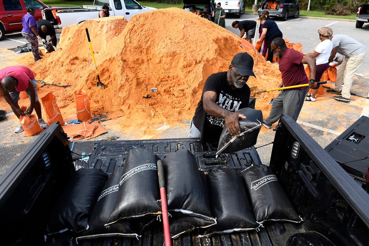 Residentes recogen sacos de arena para prepararse ante la tormenta en el Centro de Parques y Recreación James Seals Jr., antes de la llegada prevista del huracán Isaias a la costa del Golfo, el jueves 8 de octubre de 2026, en Mobile, Alabama.