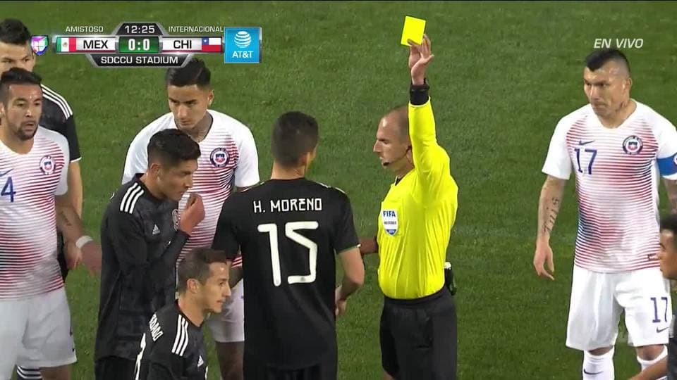 Tarjeta amarilla. El árbitro amonesta a Andrés Guardado de Mexico