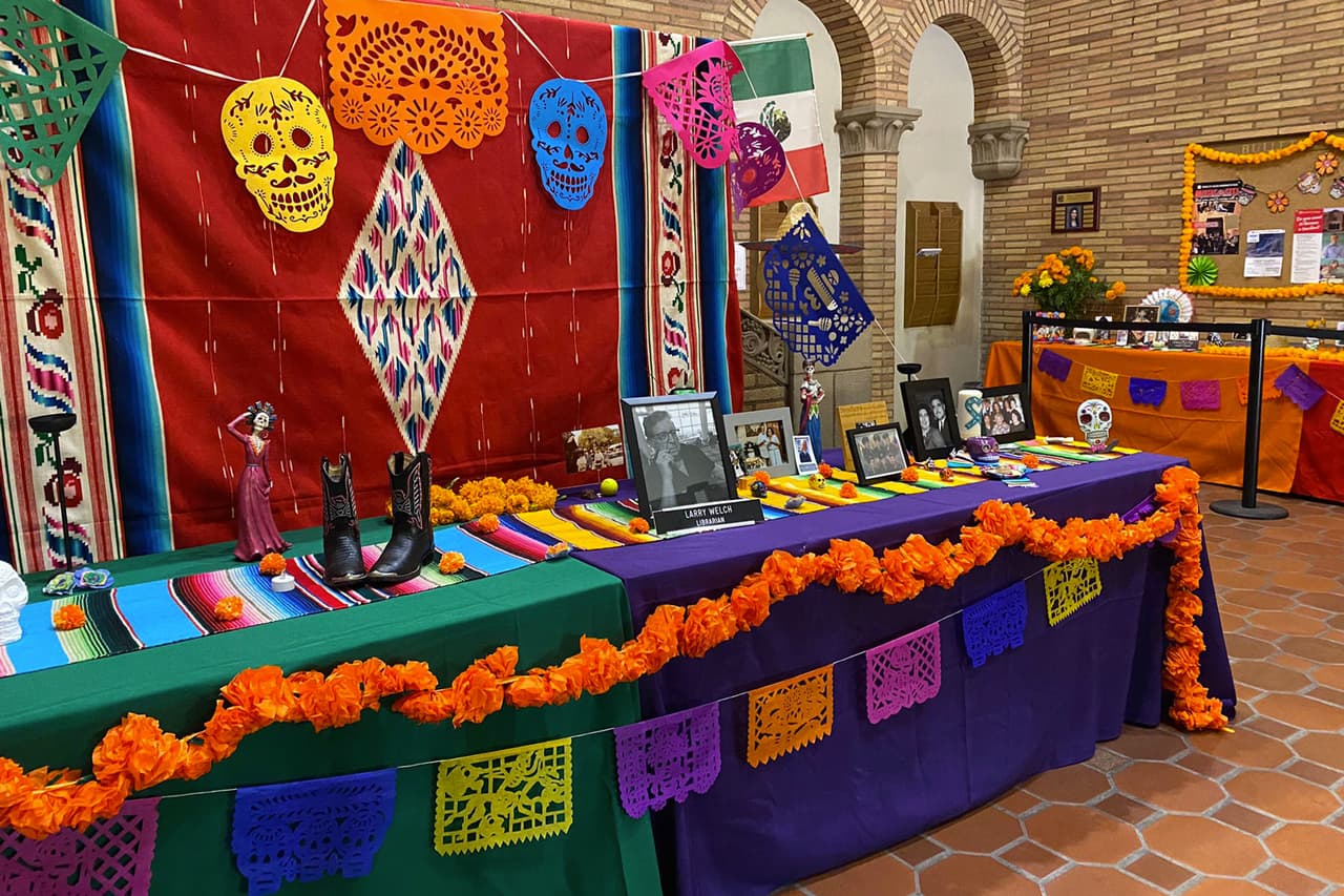 Este lunes y martes, la exposición de ofrendas de Fresno City College permitió ver el color y respecto a la muerte de una tradición mexicana que data de los pueblos prehispánicos.
