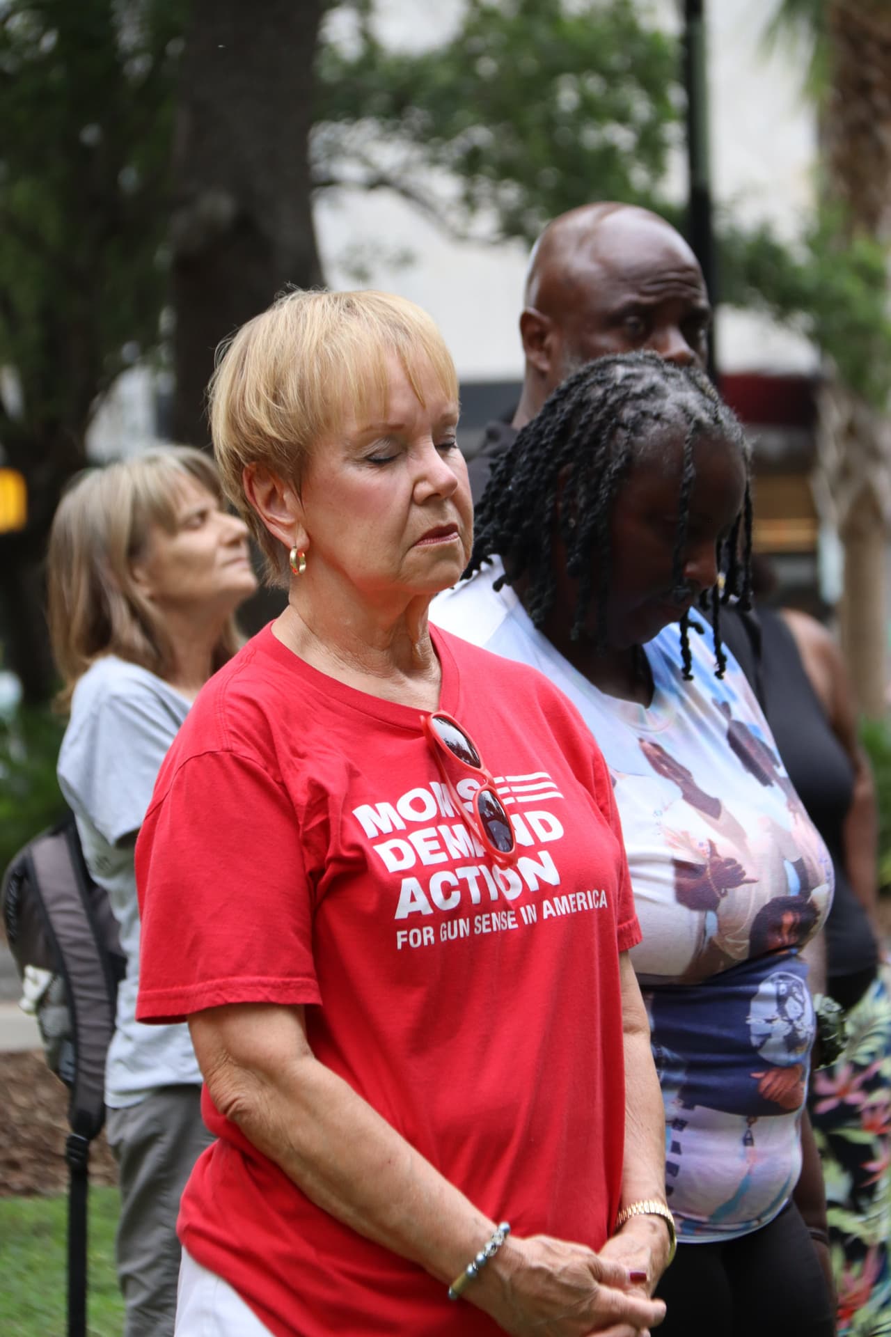Oficiales de policía, miembros de la comunidad y funcionarios electos, todos vinieron a Lykes Gaslight Park, para orar por los pequeños que murieron en el tiroteo en una escuela primaria de Uvalde, Texas.
<br>