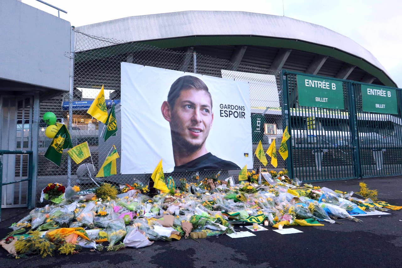 En las afueras del Stade de la Beaujoire - Louis Fonteneau, donde el Nantes F.C. es local, miles de aficionados continuaron sus homenajes a Emiliano Sala. Los mimos se vieron incluso dentro del estadio en donde se prepararon mosaicos, pancartas, playeras alusivas para los jugadores y mucho más.
