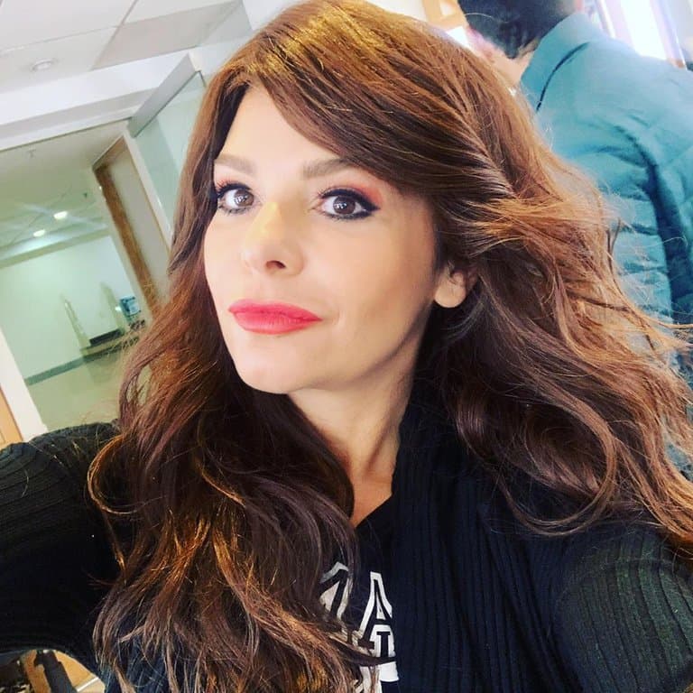 Primero, se dejó ver con una melena ondulada de color castaño.