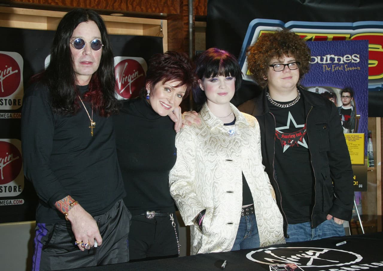 Jack Osbourne siente empatía con su padre, ya que él mismo fue diagnosticado con esclerosis múltiple en 2012. "Entiendo cuando tienes algo que no quieres tener", afirmó el hijo del músico a 
<b><a href="https://people.com/health/ozzy-osbourne-parkinsons-disease/?utm_medium=browser&utm_source=people.com&utm_content=20200121&utm_campaign=475342" target="_blank">People</a></b>.