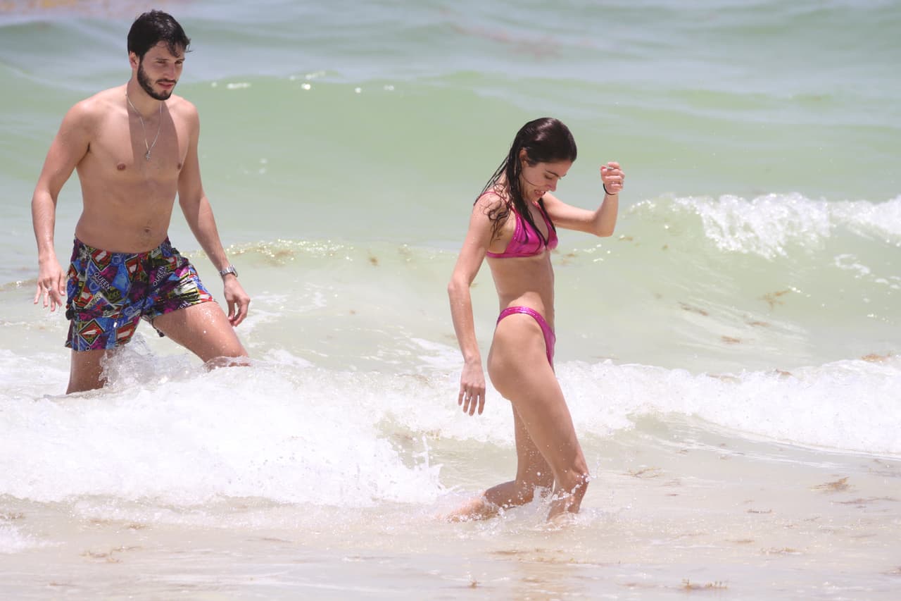 Tini tomó la delantera y comenzó a caminar hacia la orilla de la playa.