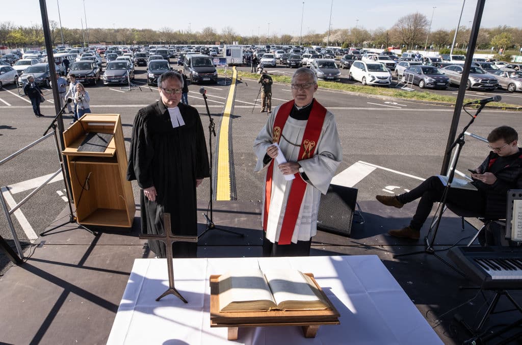 En Dusseldorf, Alemania, quisieron evitar el contacto físico entre personas, y decidieron que una forma de dar la misa sin riesgos, es desde sus carros y al aire libre.