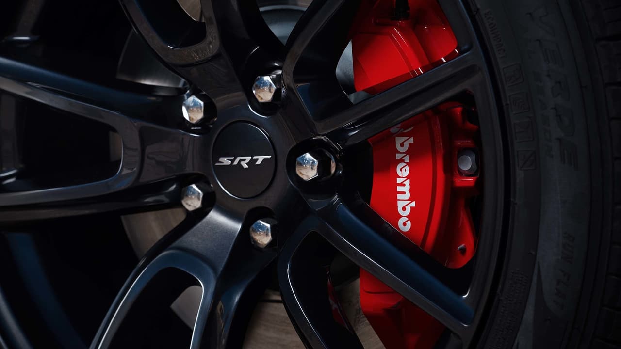 Sus frenos son Brembo de alto rendimiento, de seis pistones al frente (15 pulgadas) y cuatro detrás (13.8 pulgadas). Las pinzas de sus frenos se ven en color rojo desde el exterior.