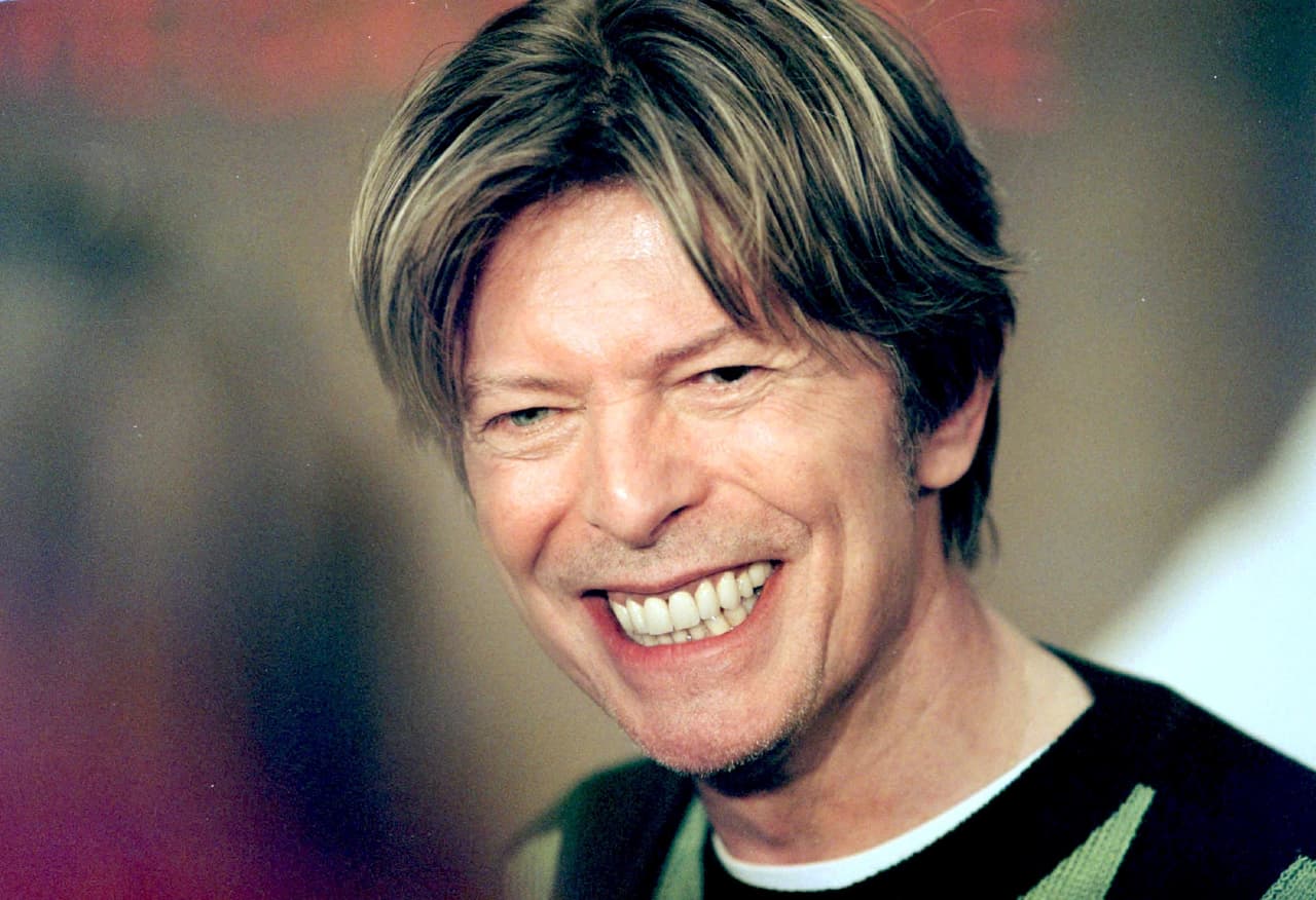 Con los antecedentes de sus problemas cardiacos y el cáncer de hígado que lo mantuvo en lucha durante los últimos 18 meses, la salud de Bowie terminó por deteriorarse, aún así seguía trabajando.