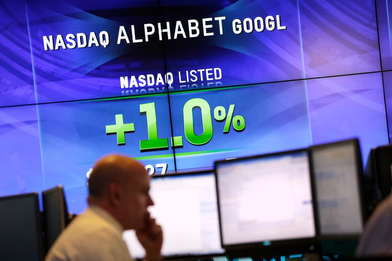 <b>ALPHABET</b>. El pasado febrero, la empresa matriz de 
<a href="https://www.univision.com/temas/google">Google</a> alcanzó su máximo histórico al cotizar sus acciones en más de 1,500 dólares al cierre de una jornada.
<b> </b>A pesar de la pandemia del coronavirus,
<b> la matriz de Google <a href="https://www.efe.com/efe/america/economia/alphabet-cuarta-empresa-de-ee-uu-en-alcanzar-el-billon-dolares-bolsa/20000011-4152072" target="_blank">superó en este año el billón de dólares</a></b>, reportó EFE.
<b> </b>Su principal fuente de ingresos es la publicidad pagada en Google y Youtube. Pero este martes las acciones de la compañía (NASDAQ: GOOGL) se hundieron un 3.64%. En los últimos tres días ha perdido valor por 135,000 millones de dólares.