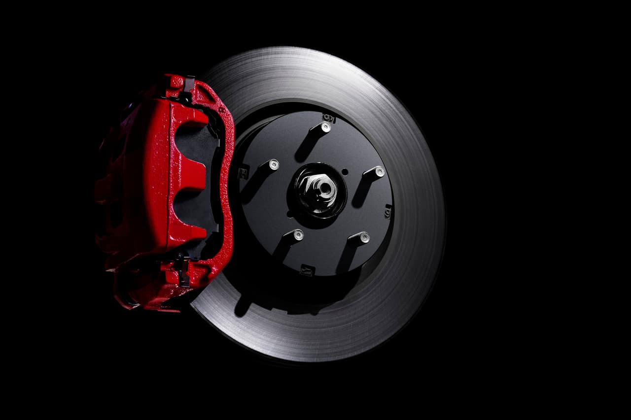 Los frenos Brembo presentan como rasgo distintivo los cálipers pintados en rojo, además de incorporar pastillas de freno de la marca Jurid..