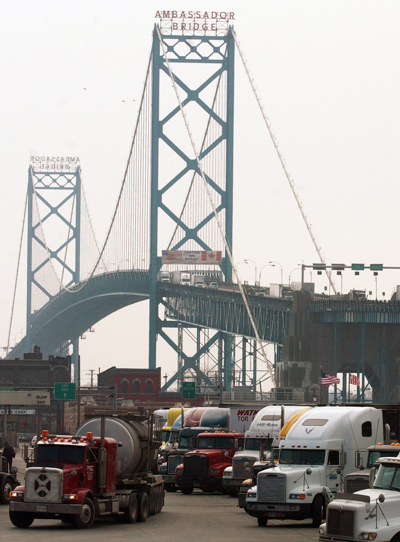 Vehículos pasan de Ontario, Canadá a Detroitr, EEUU a través del puente ‘Embajador’, en la frontera entre las ciudades de Winsor y Detroit.