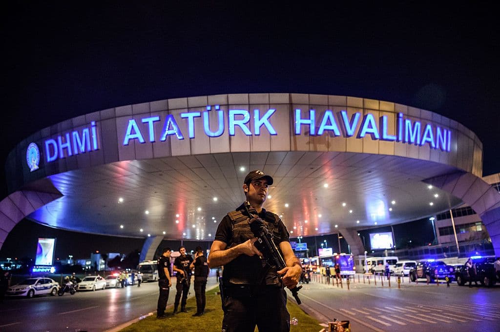 El aeropuerto de Estambul vuelve lentamente a la normalidad y reanuda pocos vuelos