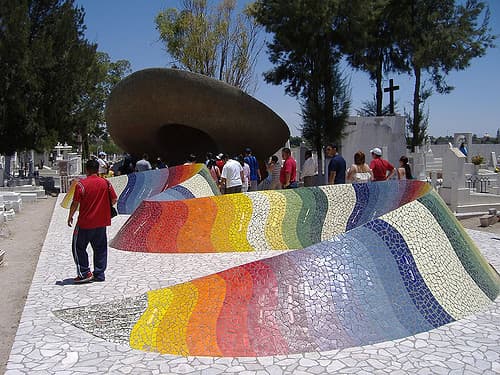 Una autentica obra de arte es el mausoleo en honor a José Alfredo Jiménez, en su natal Dolores, HIdalgo, Guanajuato. La obra es creación del arquitecto Javier Senosiain y fue construido el 23 de noviembre de 1988.
