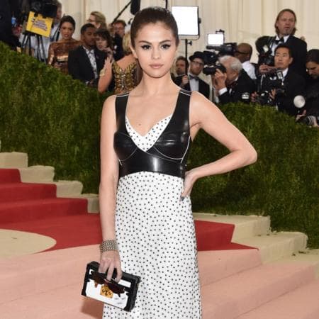 En las últimas horas, diversas celebridades han mostrado su apoyo a Swift. Una de ellas fue su amiga 
<b><a href="https://www.univision.com/famosos/vivir-con-lupus-provoco-que-selena-gomez-se-sintiera-avergonzada-de-su-cuerpo-fotos" target="_blank">Selena Gómez</a></b>. La originaria de Texas utilizó sus 
<b><a href="https://www.instagram.com/selenagomez/?hl=es-la">historias de Instagram</a></b> para publicar un mensaje al respecto.
<br>