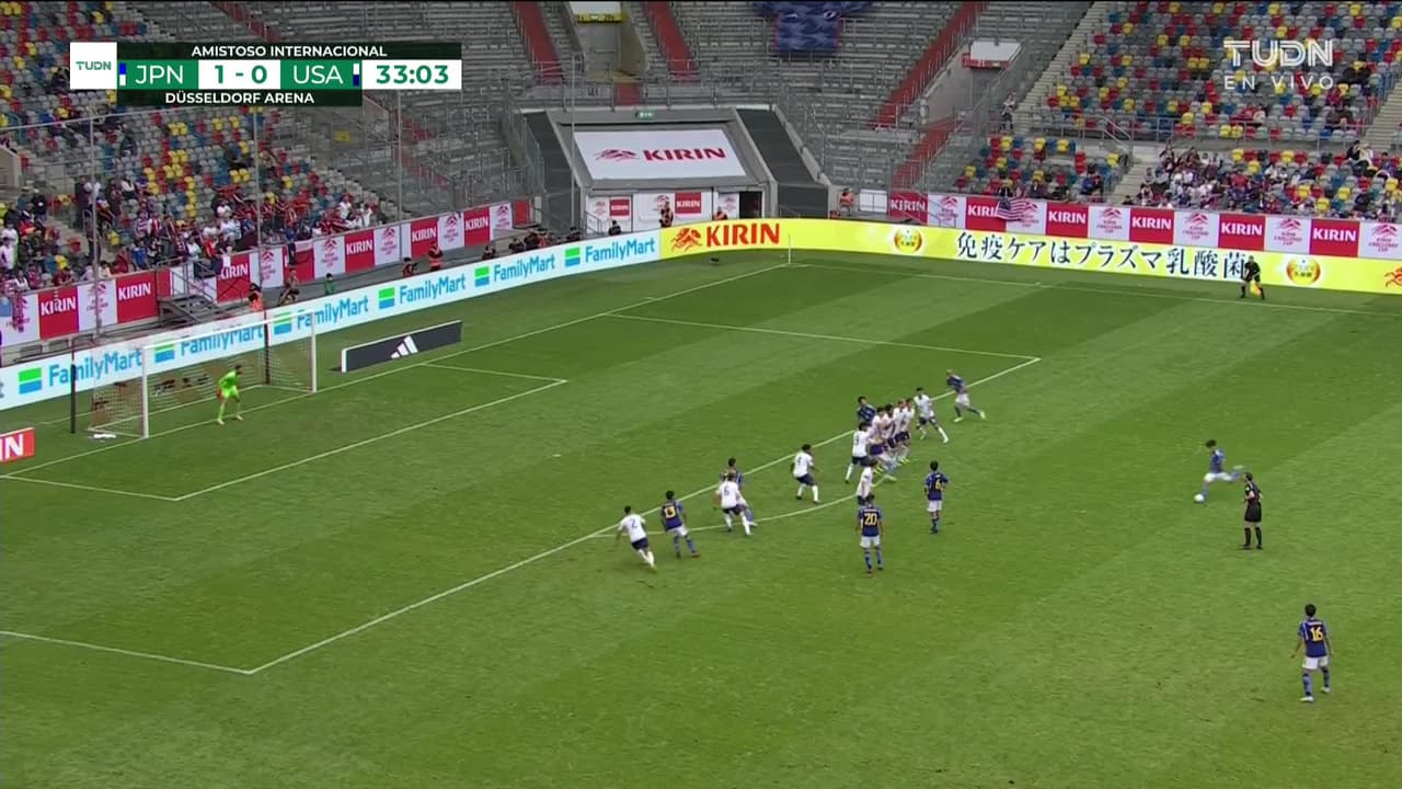 ¡TIRO ATAJADO! disparo por Takefusa Kubo.