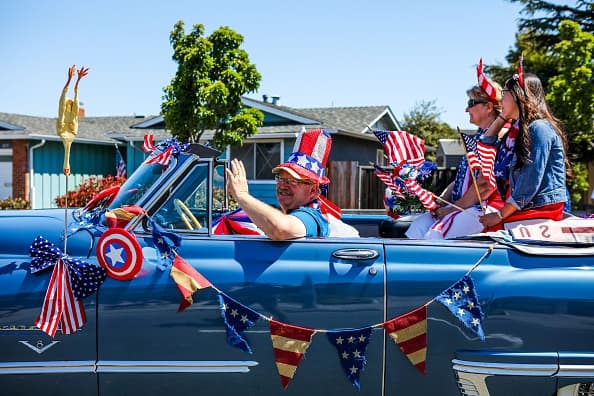 <b><a href="https://cityoflosalamitos.org/recreation/events-facilities/events/4th-of-july/" target="_blank">Los Alamitos:</a></b>
<br>Dónde: Las ciudades de Los Alamitos y Seal Beach preparan un espectáculo de luces en la base de entrenamiento de las fuerzas conjuntas de Los Alamitos. El evento se podrá disfrutar desde los autos y no se permitirán peatones ni bicicletas.
<br>Si deseas disfrutar del evento ten en cuenta que debes reservar tus pases desde el 11 de junio.
<br>Horario: 9 p.m. solo para entrada de vehículos reservados.
<br>
