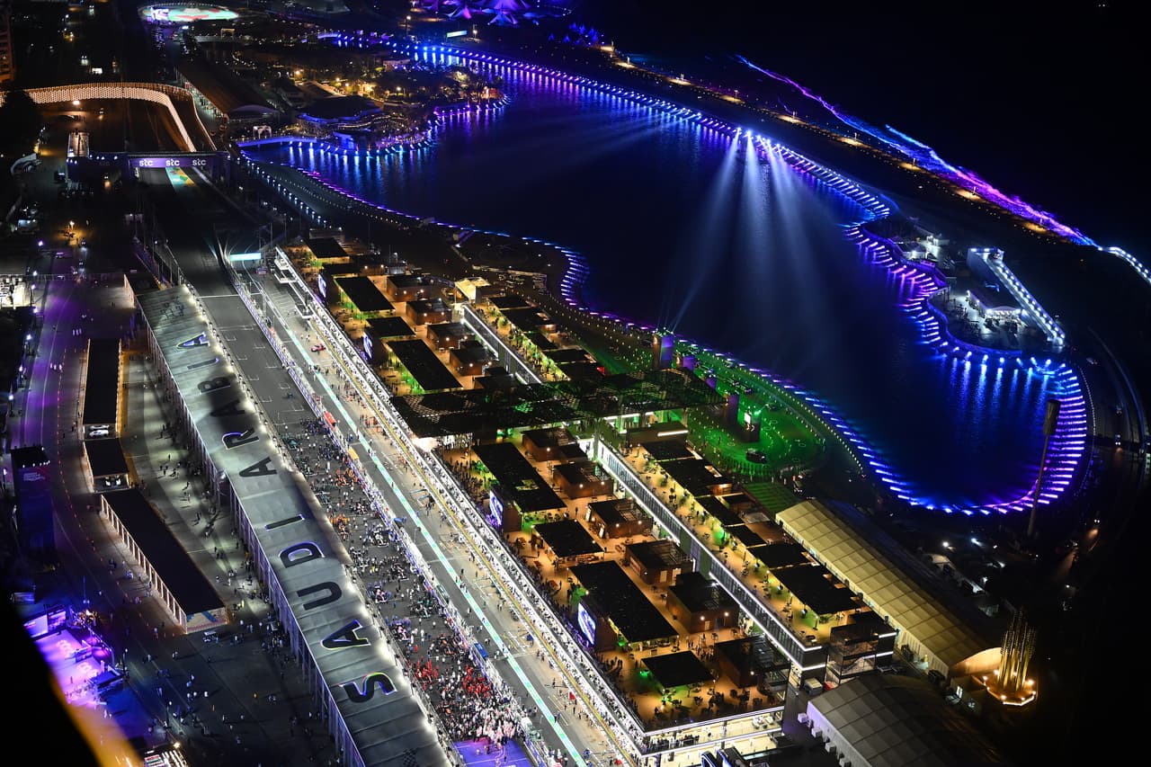 Max Verstappen fue el gran vencedor del GP de Arabia Saudita de la Fórmula 1 sobre Ferrari; Sergio Pérez sufrió una mala estrategia y qued´´o en cuarto tras iniciar en primer lugar.