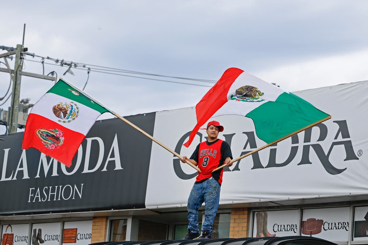 Detrás de cada bandera ondeando y cada "¡Viva México!" gritado con fuerza, hay una mezcla de nostalgia y pertenencia: la de miles de personas que viven en un país que no es el suyo de origen, pero que, con los años, también se ha convertido en su hogar.