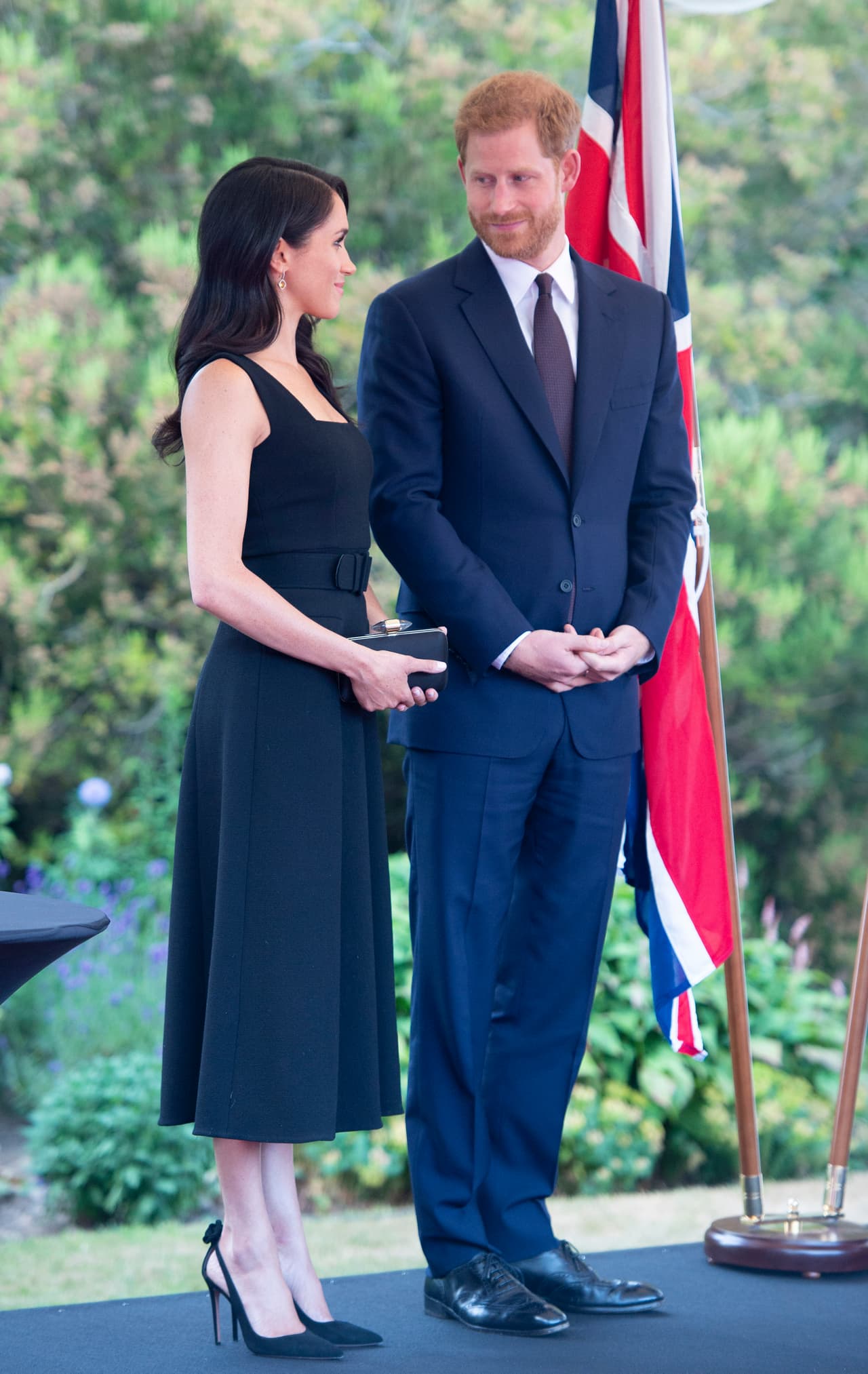 Apenas han pasado 100 días desde que Meghan se unió a la realeza, por lo que habrá que esperar para ver las sorpresas que la duquesa tiene preparadas para su primer año como miembro de la familia real británica, aunque a decir de los expertos en realeza, hasta ahora está aprobada como miembro de la selecta familia.
<br>