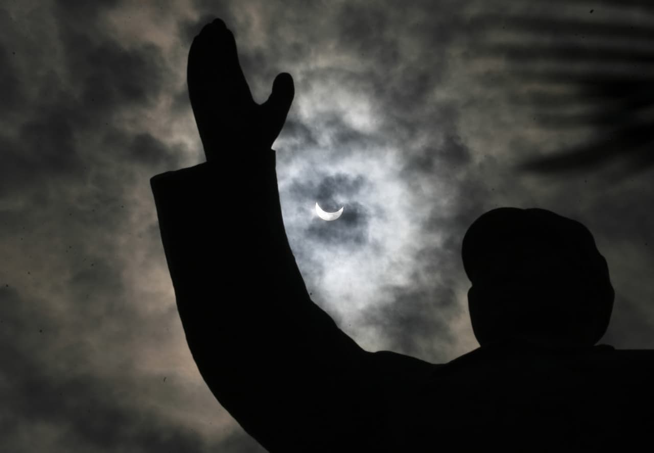 Ante las tensiones entre marineros e indígenas por la comida, Colón tuvo que hacer algo. Tres días antes de que ocurriera un eclipse lunar, la noche del 29 de febrero de 1504, le dijo al jefe arahuaco que su dios cristiano estaba enojado y que eso se revelaría en tres días, cuando la luna desaparecería del cielo y se pondría roja de furia.