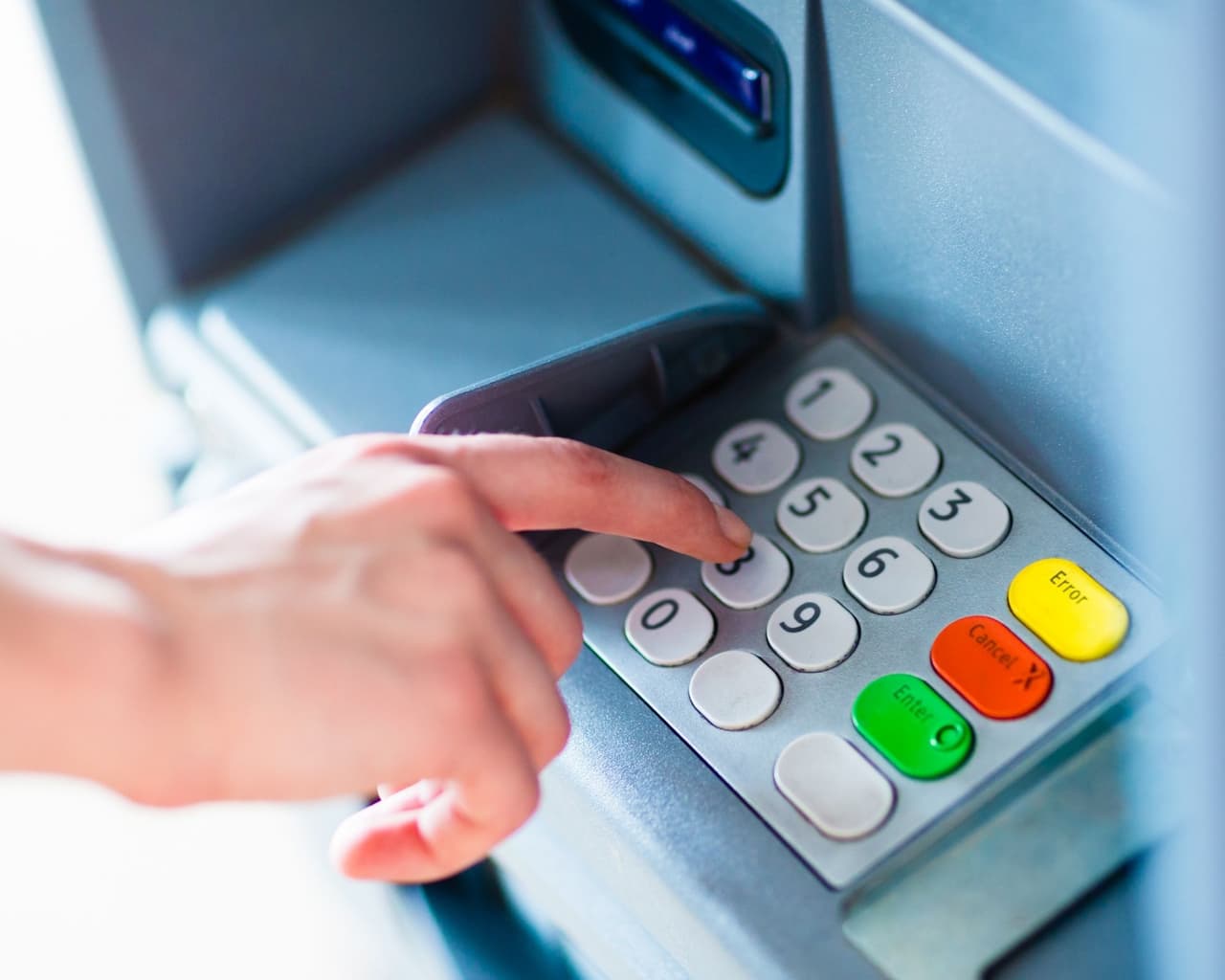 Los criminales necesitan dos cosas para acceder a tu dinero desde un cajero: los datos de la tira magnética de tu tarjeta y tu PIN. Para capturar tus datos, un dispositivo suele colocarse donde insertas tu tarjeta y para obtener tu PIN, una pequeña cámara está escondida cerca, a menudo inteligentemente oculta para parecer parte del cajero automático.
<br>