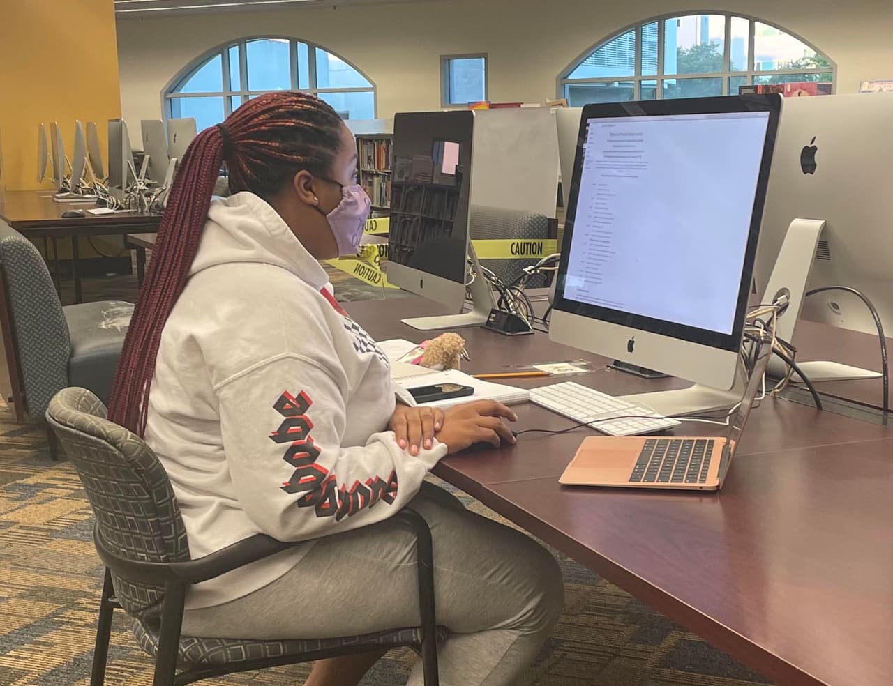 La biblioteca ofrece servicio de computadoras y conexión a internet.