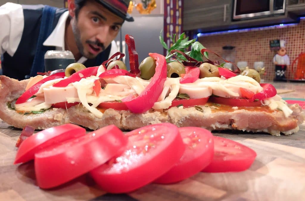 ¡Qué rico! El ingenioso chef Yogui logró hacer una deliciosa pizza sin masa.
