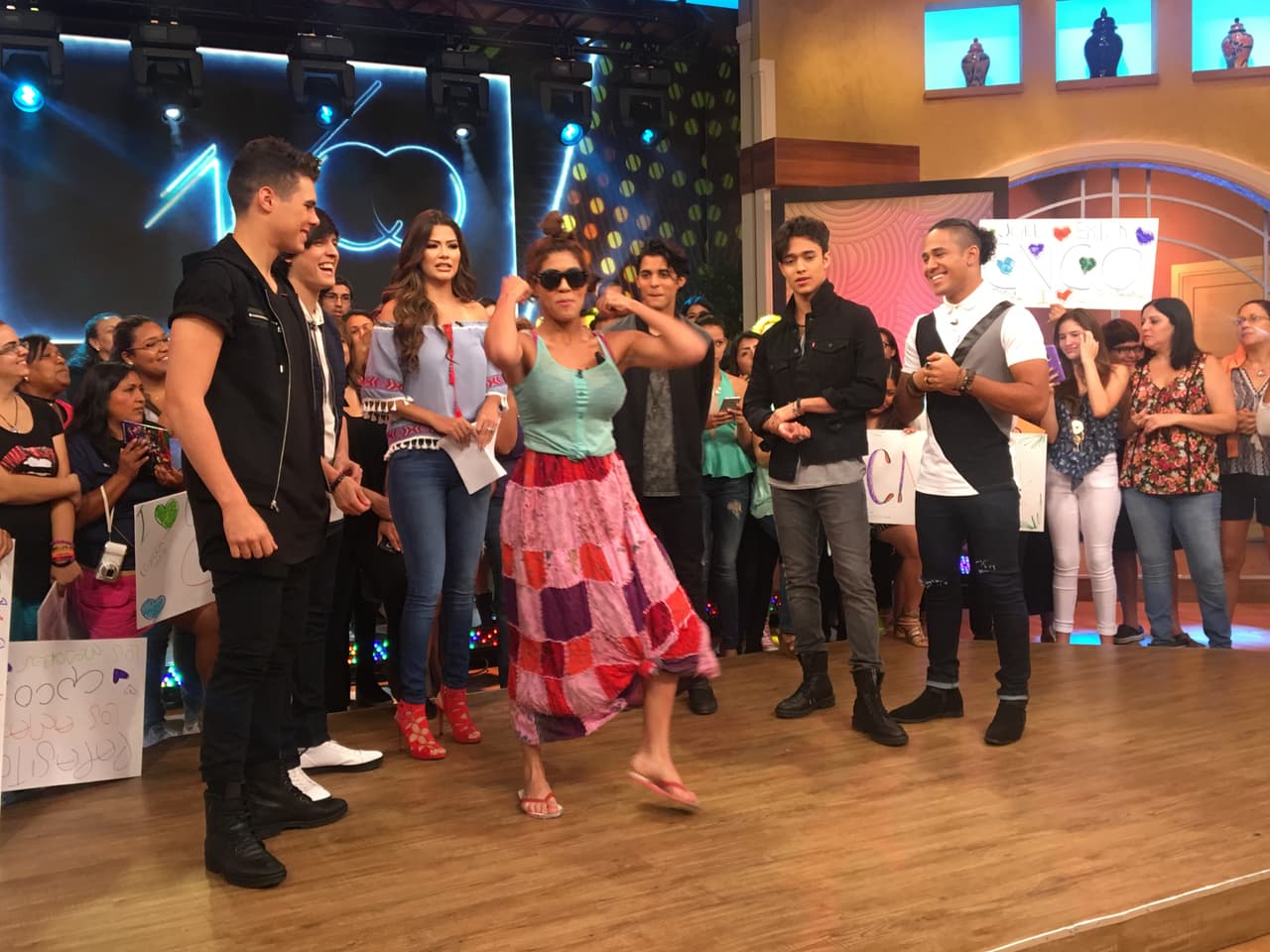 Mela tenía una gran noticia que darles a los chicos de CNCO.