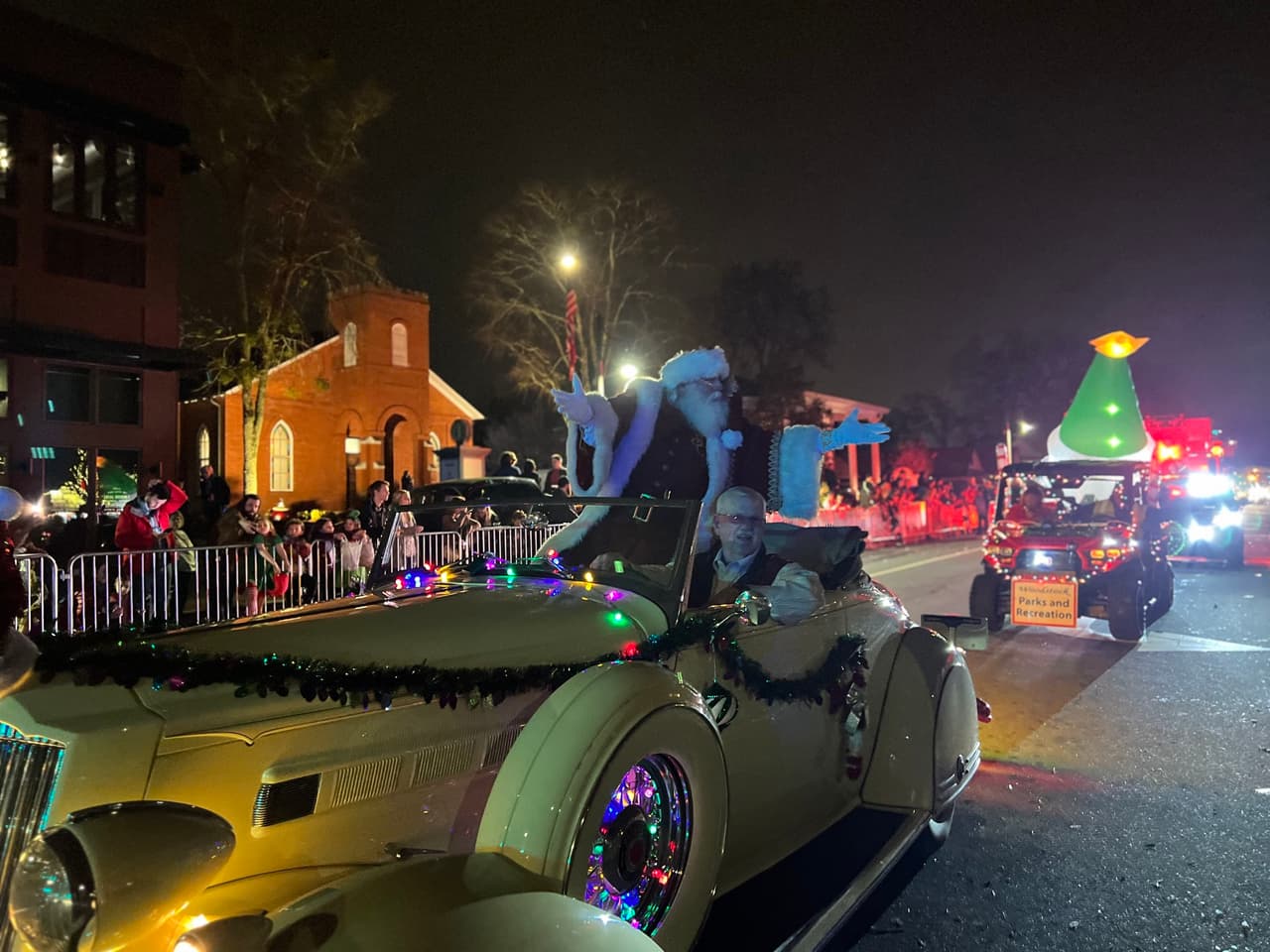 <b>Evento</b>: Woodstock Christmas Jubilee & Parade of Lights
<br>
<b>Fecha</b>: 2 de diciembre
<br>
<b>Lugar</b>: Downtown Woodstock
<br>
<b>Sitio web</b>: 
<a href="https://woodstock.recdesk.com/Community/Page?pageId=26357">https://woodstock.recdesk.com/Community/Page?pageId=26357</a> 
<br>
<br>Ve al centro de Woodstock cuando se celebre el inicio de la temporada navideña con un desfile nocturno el 2 de diciembre. Impresionantes carrozas iluminadas, bandas locales y la aparición del mismísimo Papá Noel son sólo algunos de los aspectos más destacados que se podrán ver en el evento.
