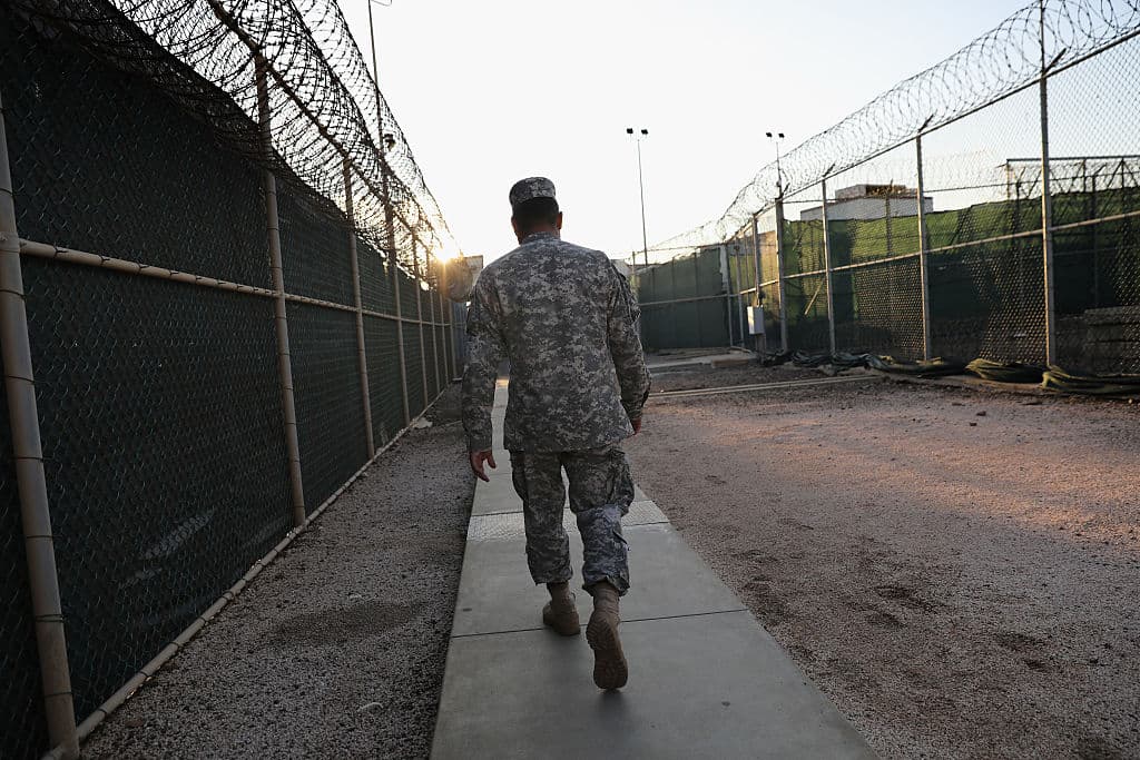 Biden saca a su primer preso de Guantánamo: ¿en qué situación está el polémico penal militar de Cuba?