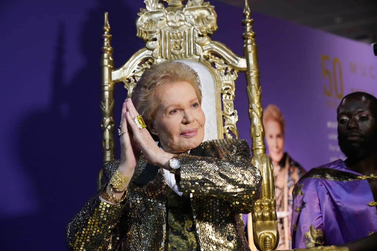 Walter Mercado sorprendió a los presentes sentado en una silla dorada y de terciopelo blanco. Lucía una chaqueta con mucho brillo, llena de lentejuelas.